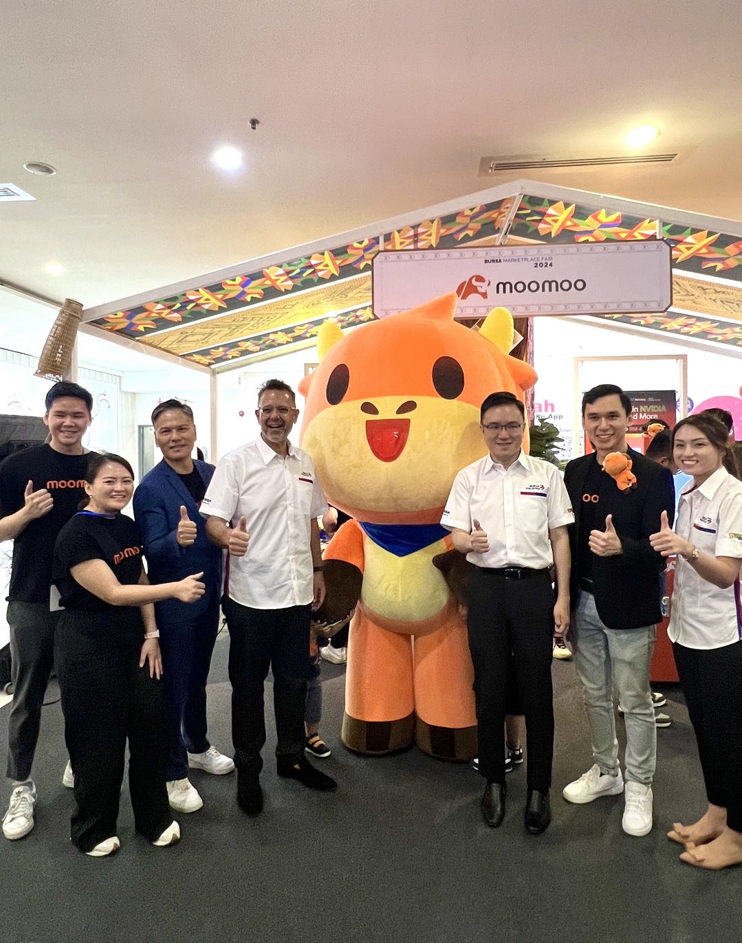 Figure 1: Moomoo MY CEO, Ivan Mok (3rd from Left), CEO of Bursa Malaysia, Datuk Muhamad Umar Swift (4th from left), Minister of Industrial Development & Entrepreneurship Sabah (MIDE), Phoong Jin Zhe (3rd from right) at the recent Bursa Marketplace Fair in Sabah